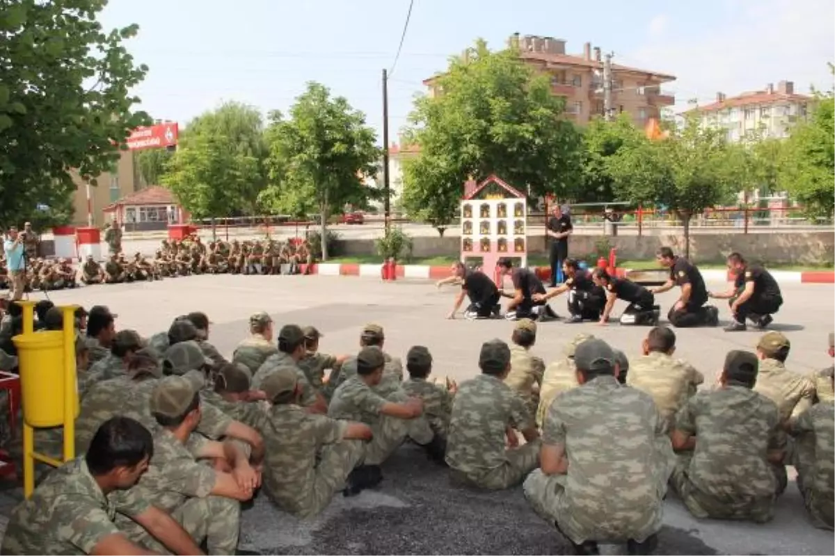 İtfaiyeden Mehmetçiğe Yangın Söndürme Eğitimi