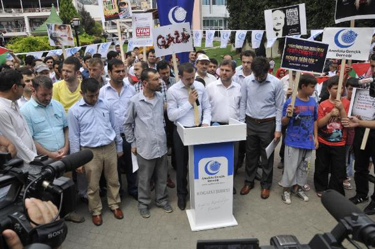İzmit\'te Cuma Namazı Çıkışı İsrail Protestosu