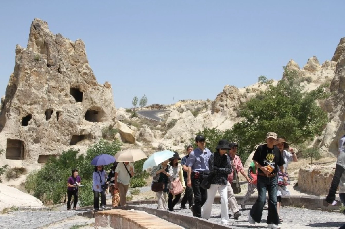 Kapadokya Bölgesine Yerli ve Yabancı Turistlerin İlgisi Sürüyor