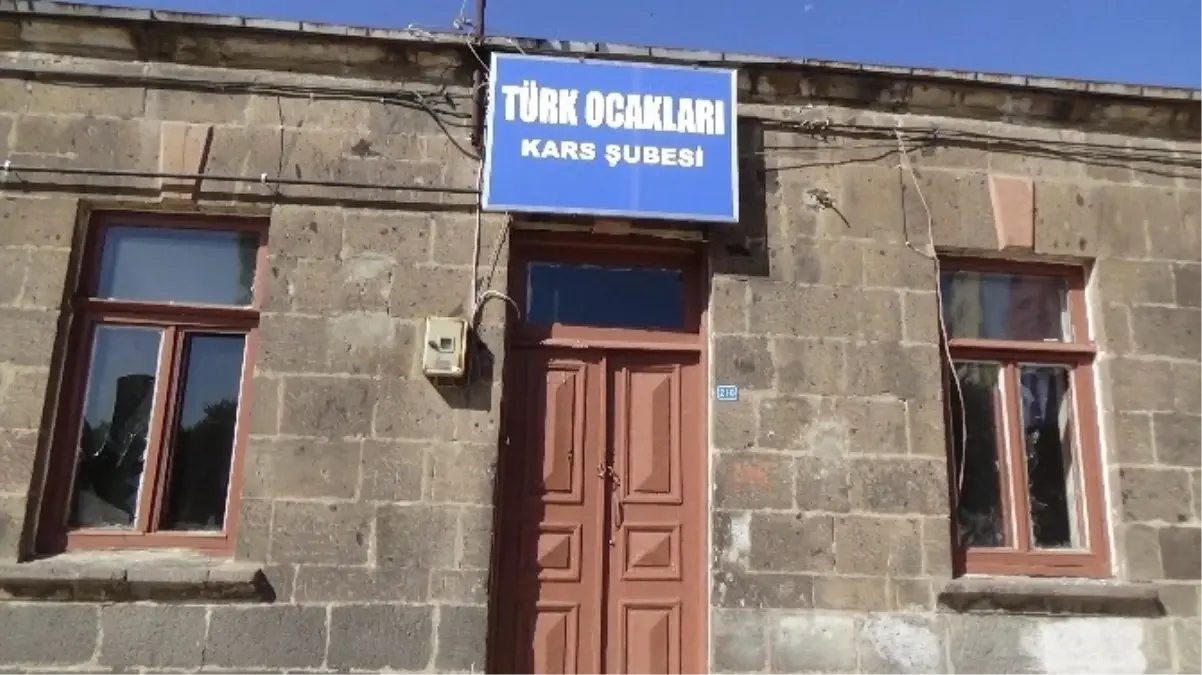 Kars'ta Türk Ocakları Şubesi'ne Saldırı