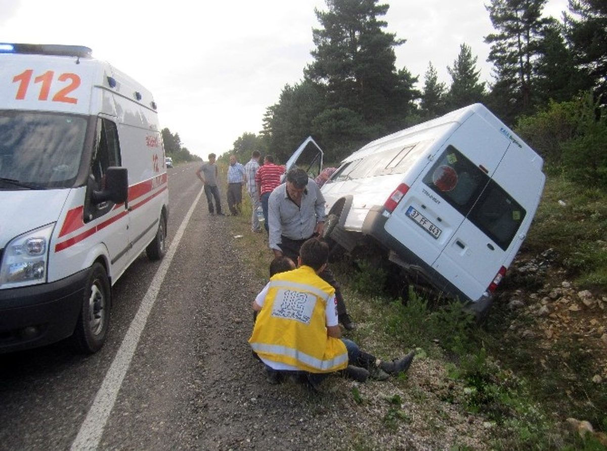 Kastamonu\'da Minibüs, Şarampole Devrildi