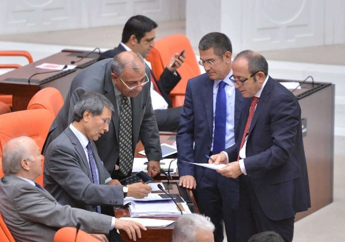 Meclis\'te Filistin Bayrağının Renklerini Taşıyan Atkılarla Özçekim