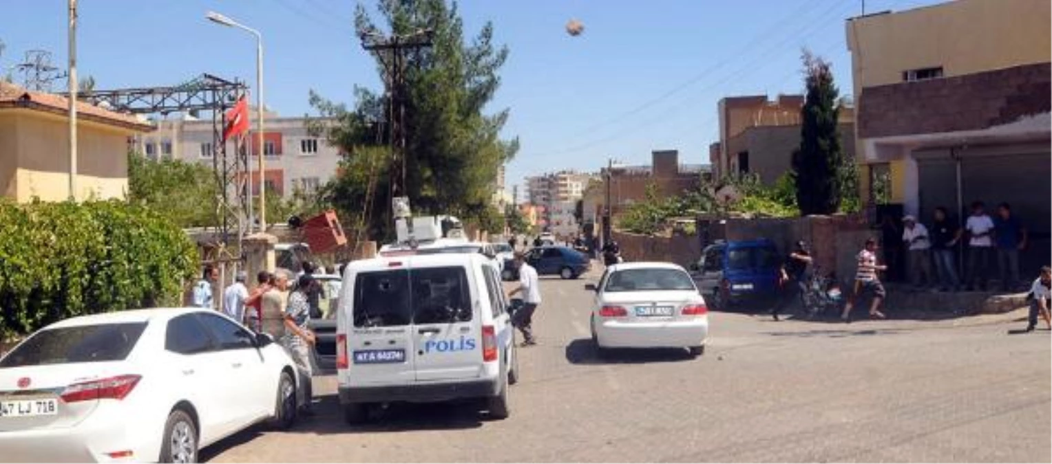 Midyat\'ta Elektrik Kesintileri Protestosunda Dedaş Binası Taşlandı