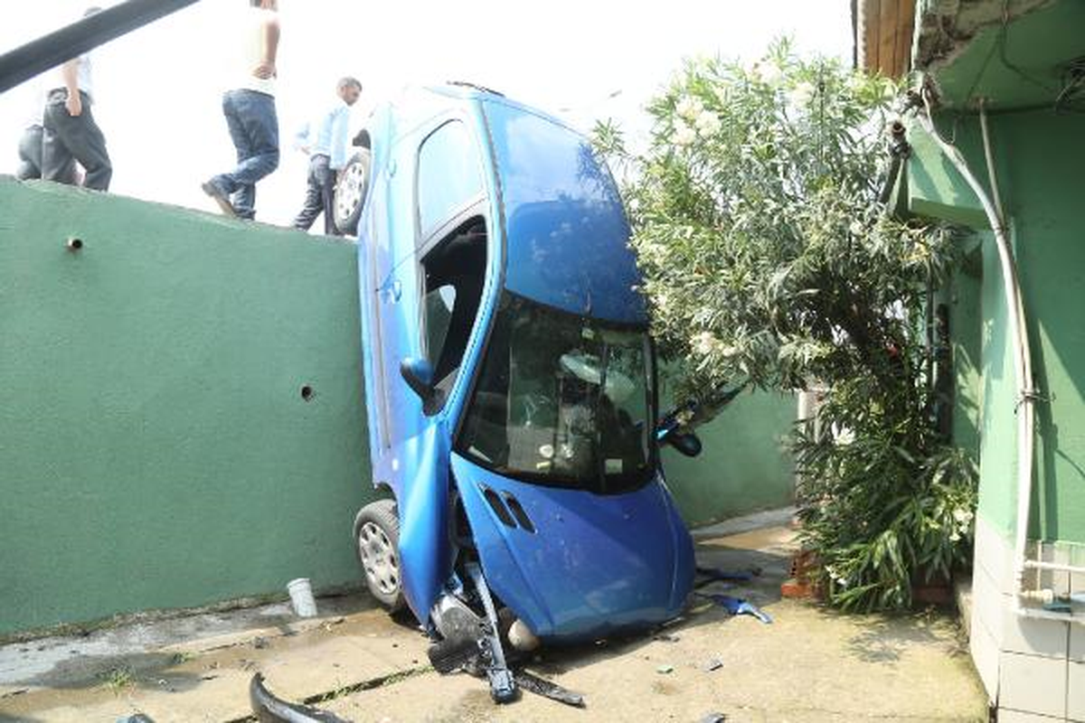 Otomobil Cami Avlusuna Uçtu, Sürücü Yaralandı