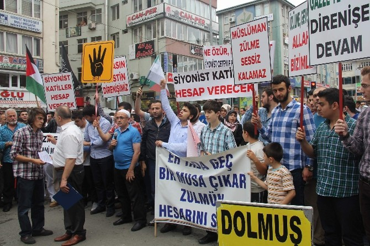 Rize\'de Cuma Namazı Çıkışı İsrail Protestosu Anlaşmazlığı