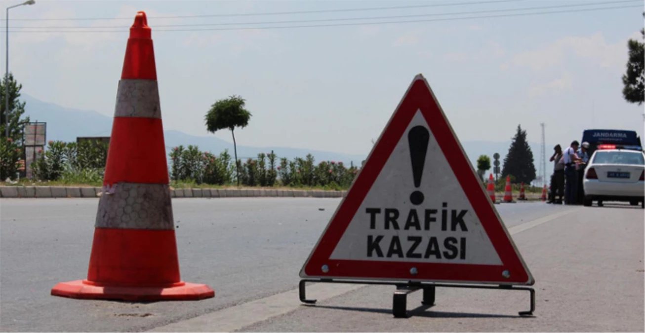 Sivas\'ta Kamyonetin Çarptığı Motosikletteki 2 Çocuk Ağır Yaralandı