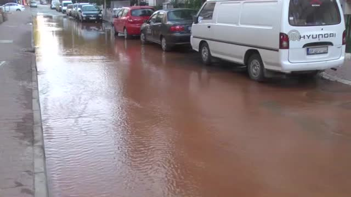 Su borusu patladı, sokak sular altında kaldı -
