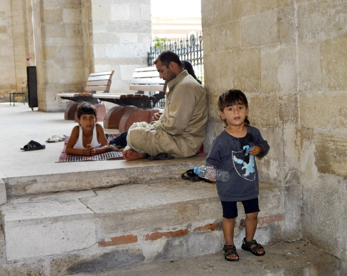Suriyeli Aile Cami Avlusuna Sığındı