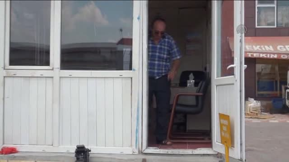 Taksi durağında şal dokuyor -