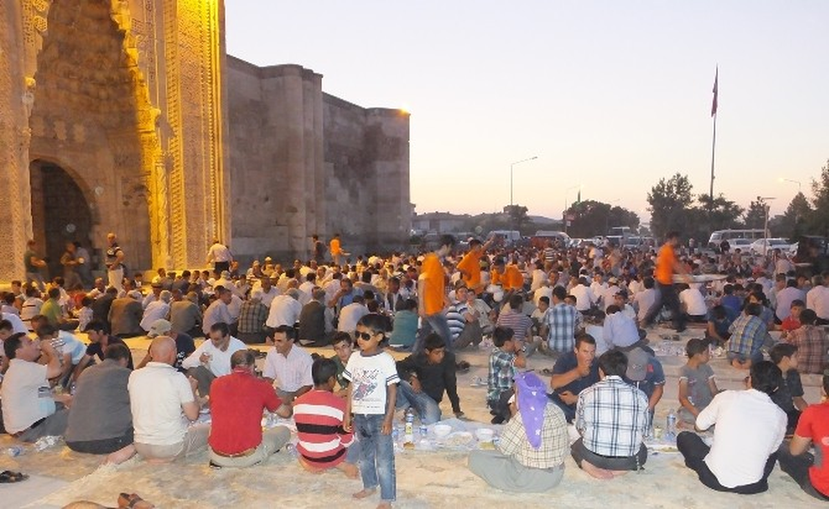 Tarihi Sultanhanı\'nda 6 Bin Kişilik İftar Yemeği
