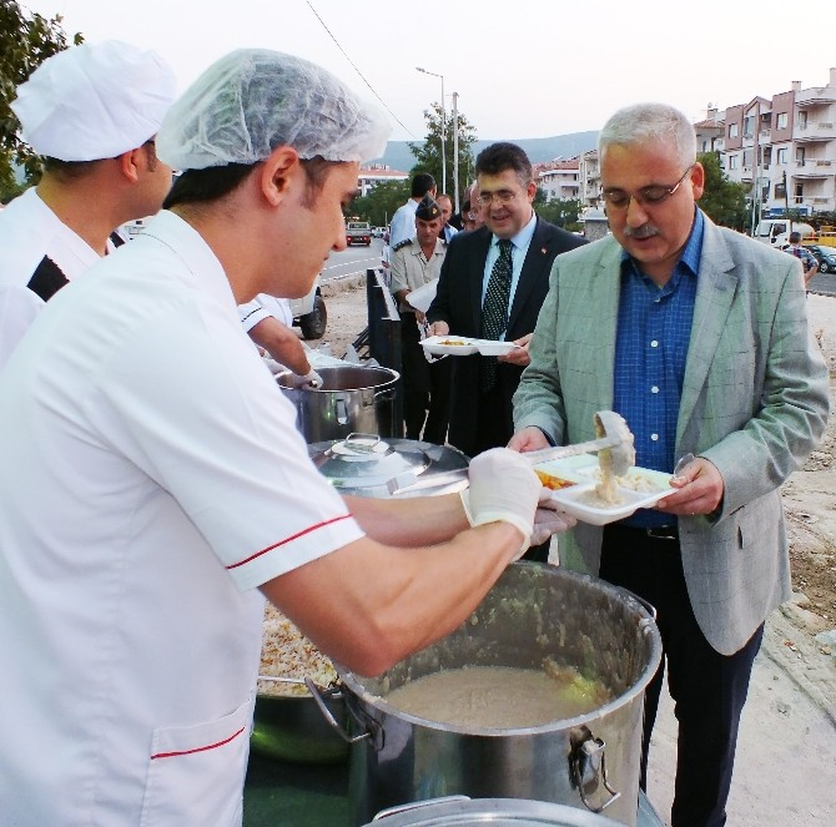 Vali, Vatandaş ile İftar Kuyruğunda