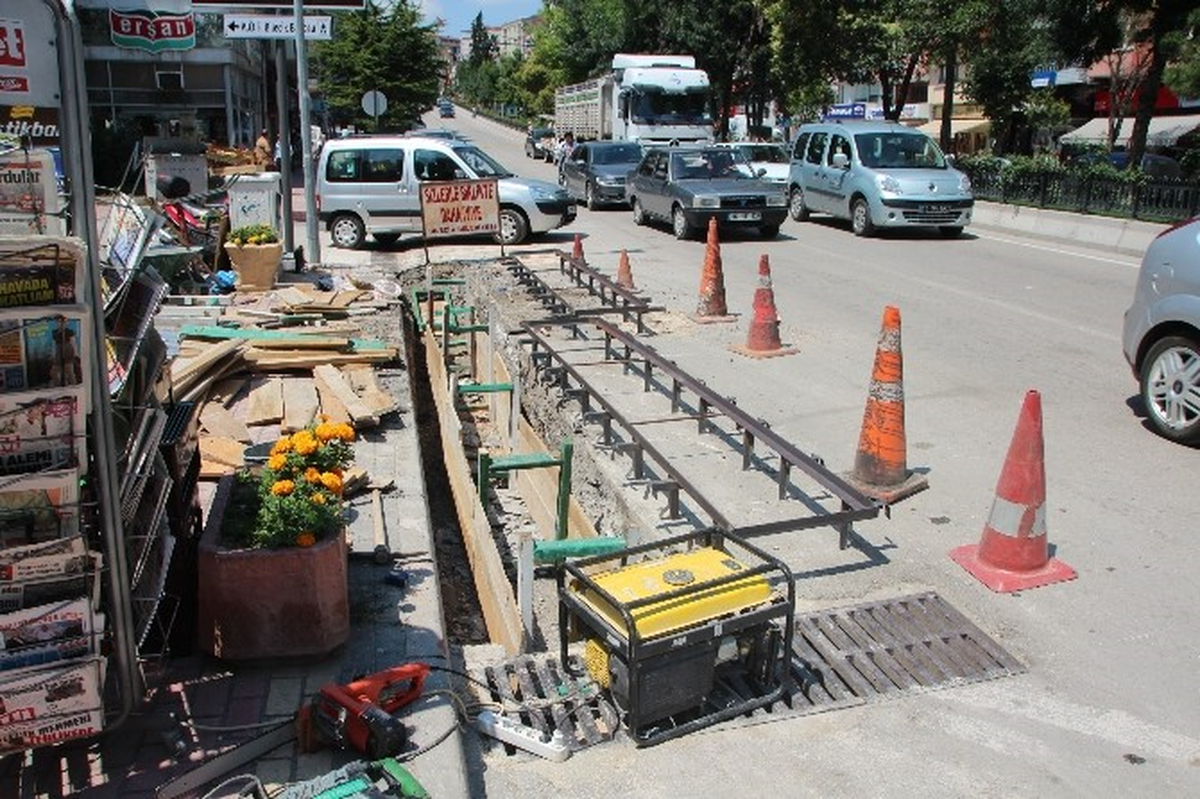 Yağmur Sularına Maruz Kalan Esnafın Derdine Çare Aranıyor