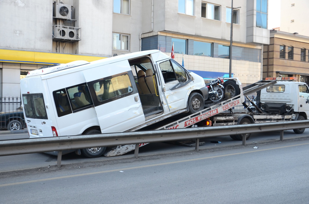 Yolcu Otobüsü ile Suriyelileri Taşıyan Minibüs Çarpıştı: 1 Yaralı