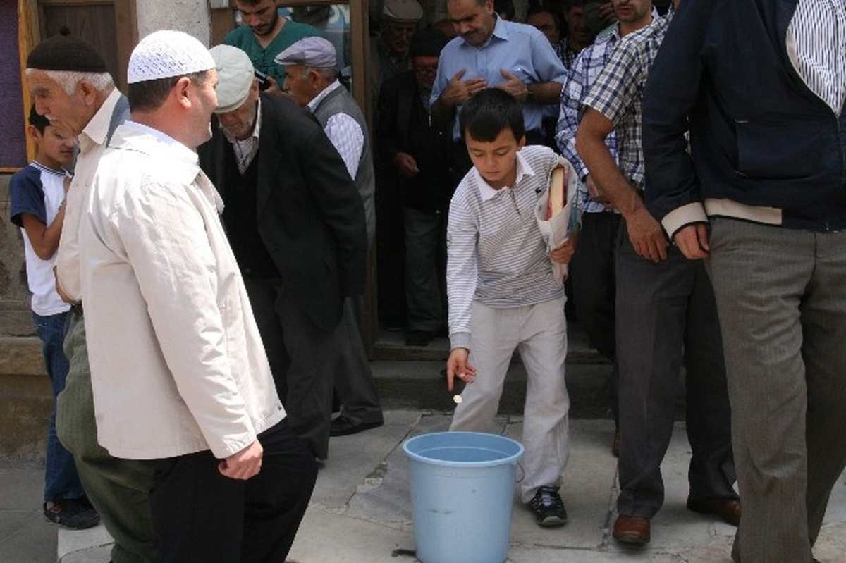 Yozgat\'ta Cuma Namazı Çıkışı Gazze\'ye Yardım Toplandı