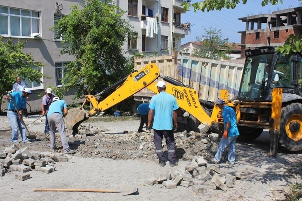 Akçakoca\'da Kilit Parke Taşı Döşeniyor