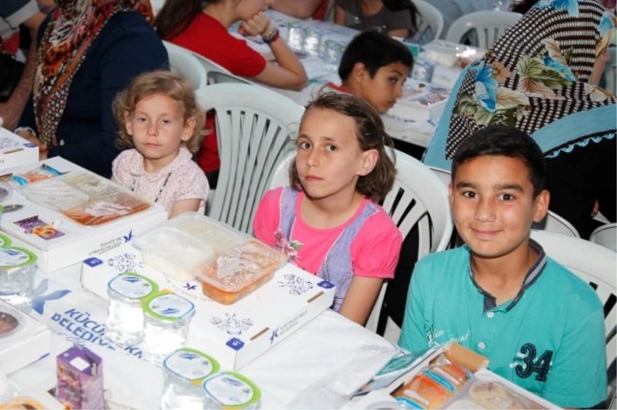 Binlerce Çocuk İftar Sofrasında Gazze İçin Dua Etti