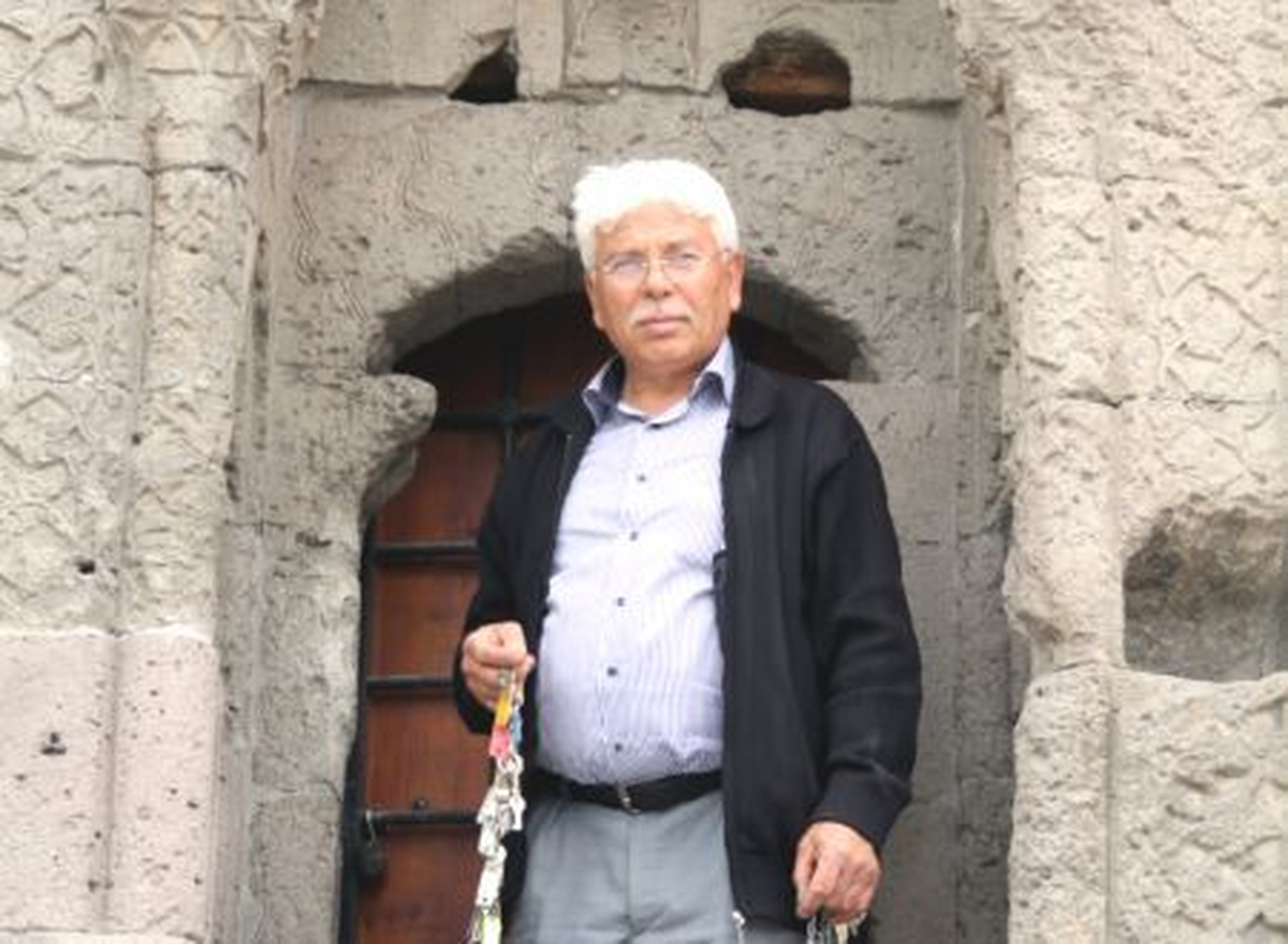 Kayseri\'de Türbeler Ondan Soruluyor