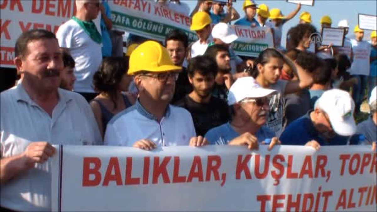 Bafa Gölü için insan zinciri oluşturuldu -
