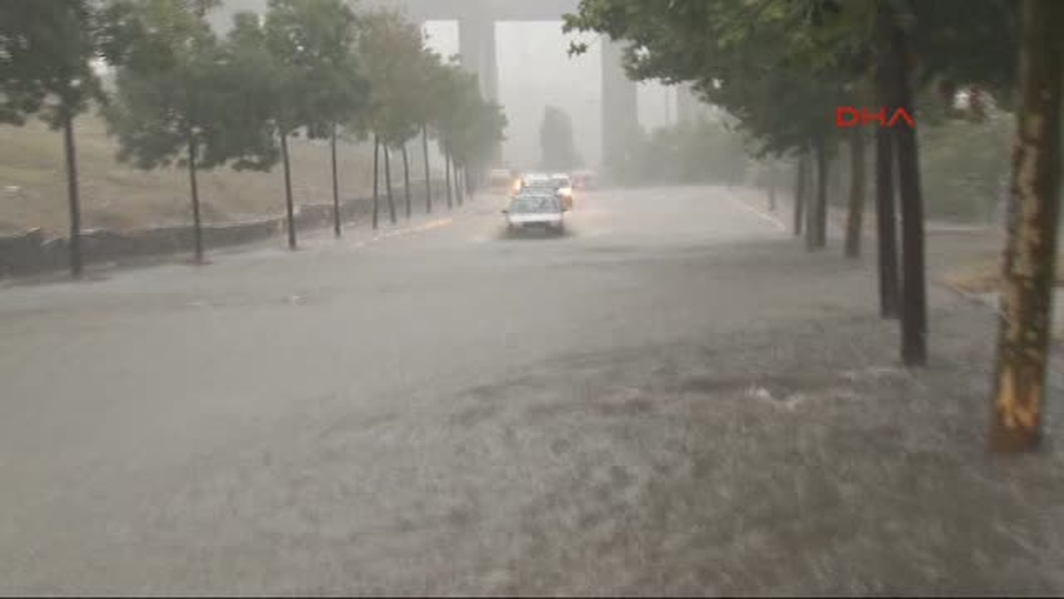 Bağcılar\'da Yollar Göle Döndü