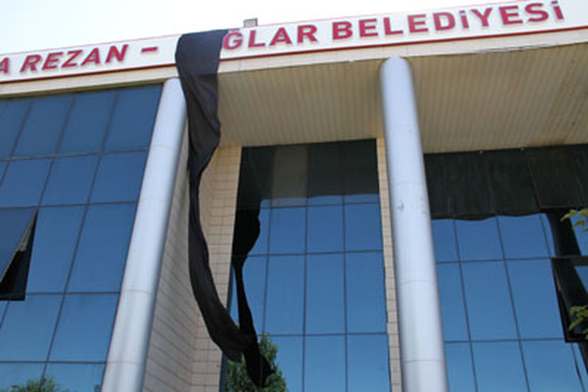 Bağlar Belediyesi de Saldırılara Karşı Siyah Bayrak Astı