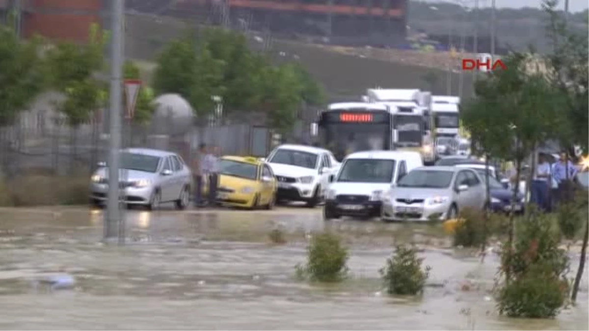 Başakşehir\'de Mahsur Kalan Kadın Böyle Kurtarıldı