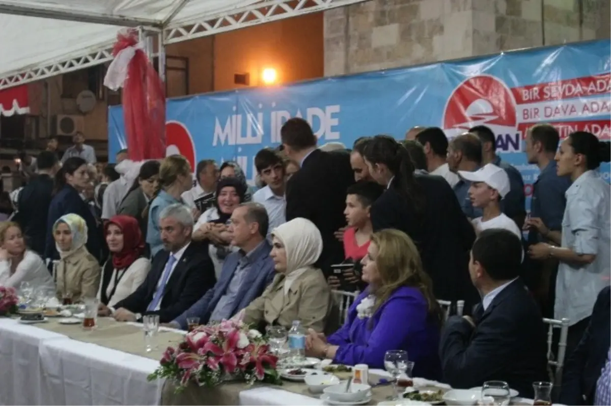 Başbakan Erdoğan 2 Bin 500 Kişiyle Fotoğraf Çektirdi