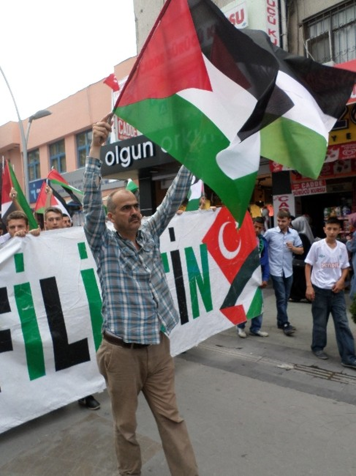 Bin Kişilik Grup İsrail\'e Lanet Okudu