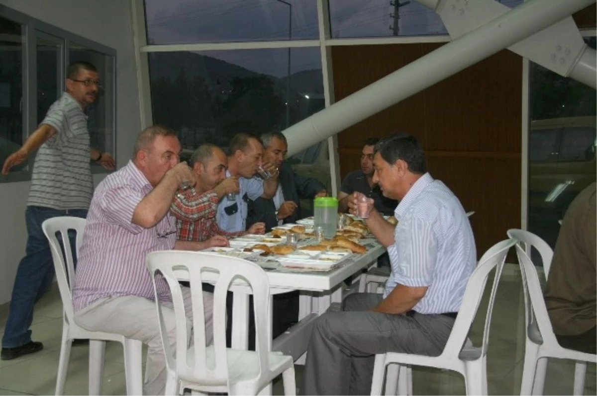 Bozüyük Belediyesi\'nden Her Akşam Otogarda İftar Yemeği