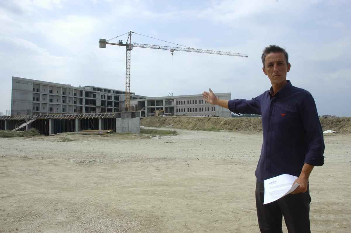 Ceyhan\'da Hastane İnşaatında Çalışan İşçilerin İş Bırakması