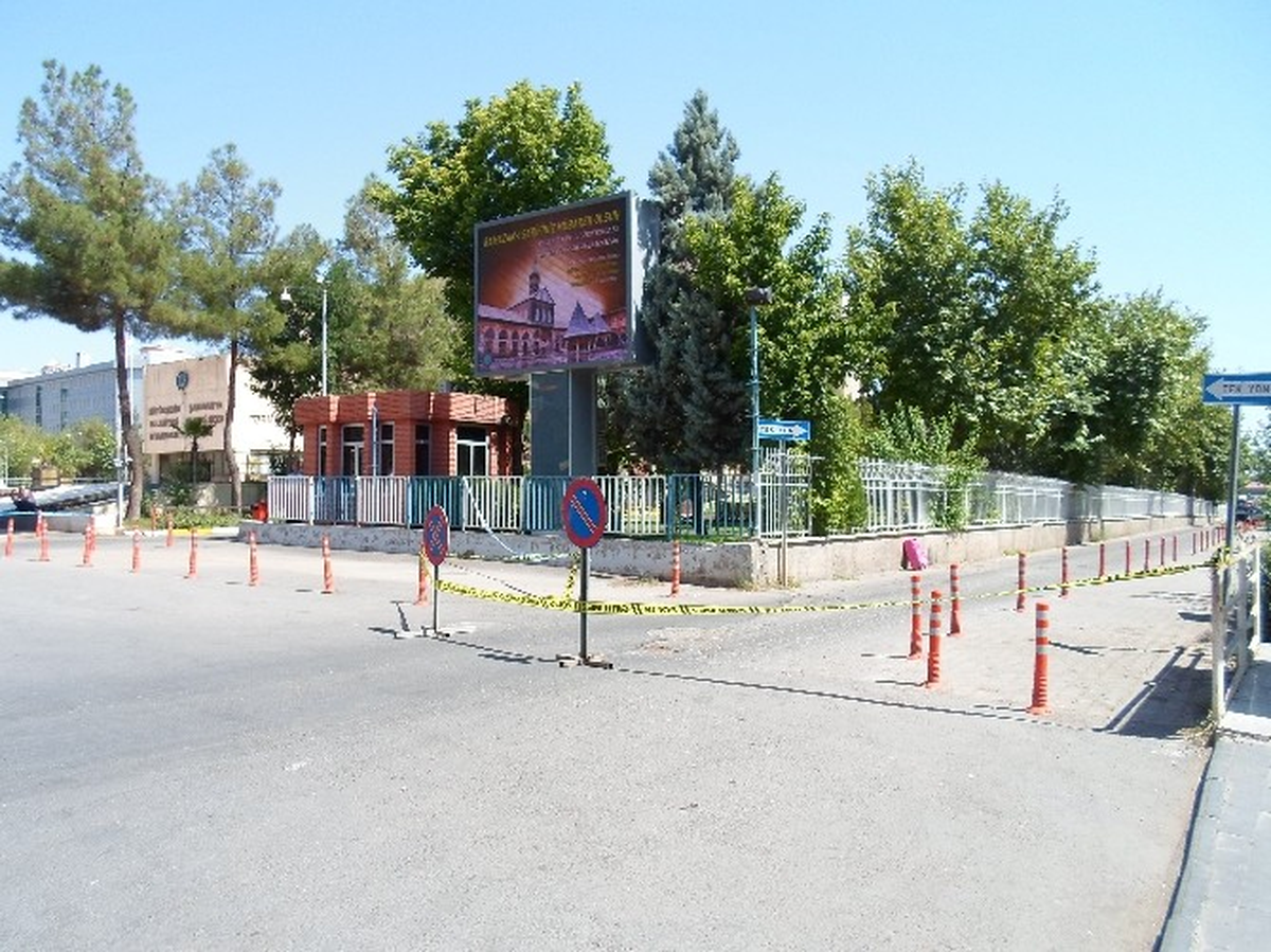 Diyarbakır\'da Belediye Önünde Şüpheli Bavul Alarmı