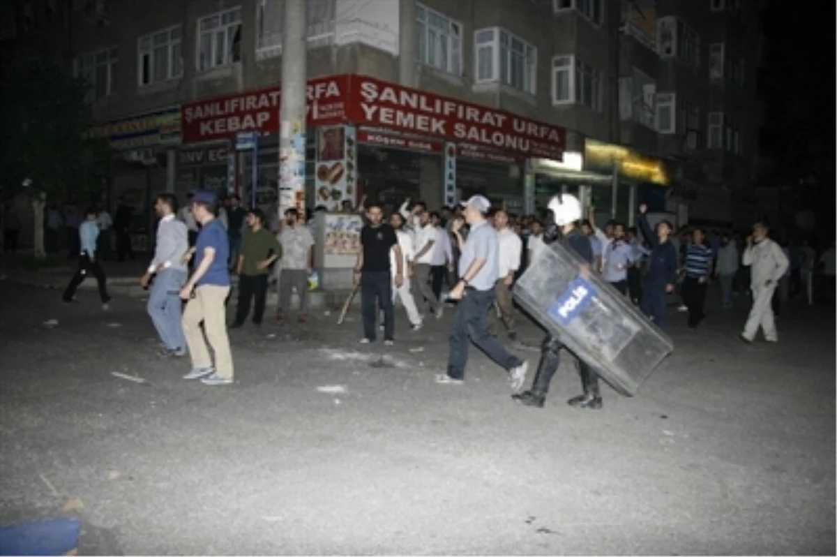 Diyarbakır\'da Bir Derneğe Ses Bombası Atıldı