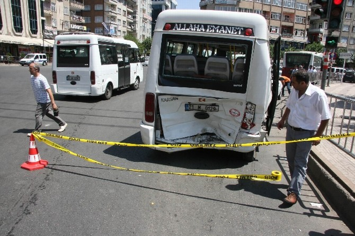 Diyarbakır\'da Maddi Hasarlı Trafik Kazası
