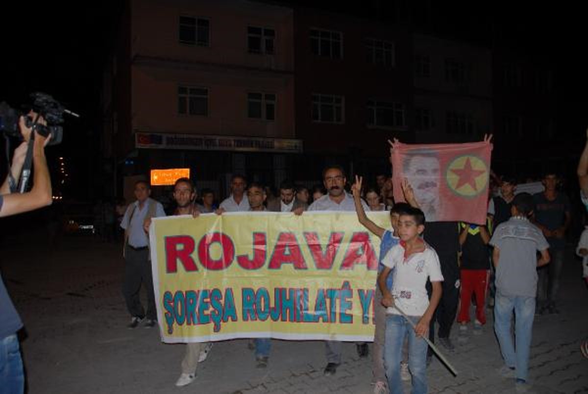 Doğubayazıt\'ta Göstericiler Polis Aracına Ses Bombası Attı
