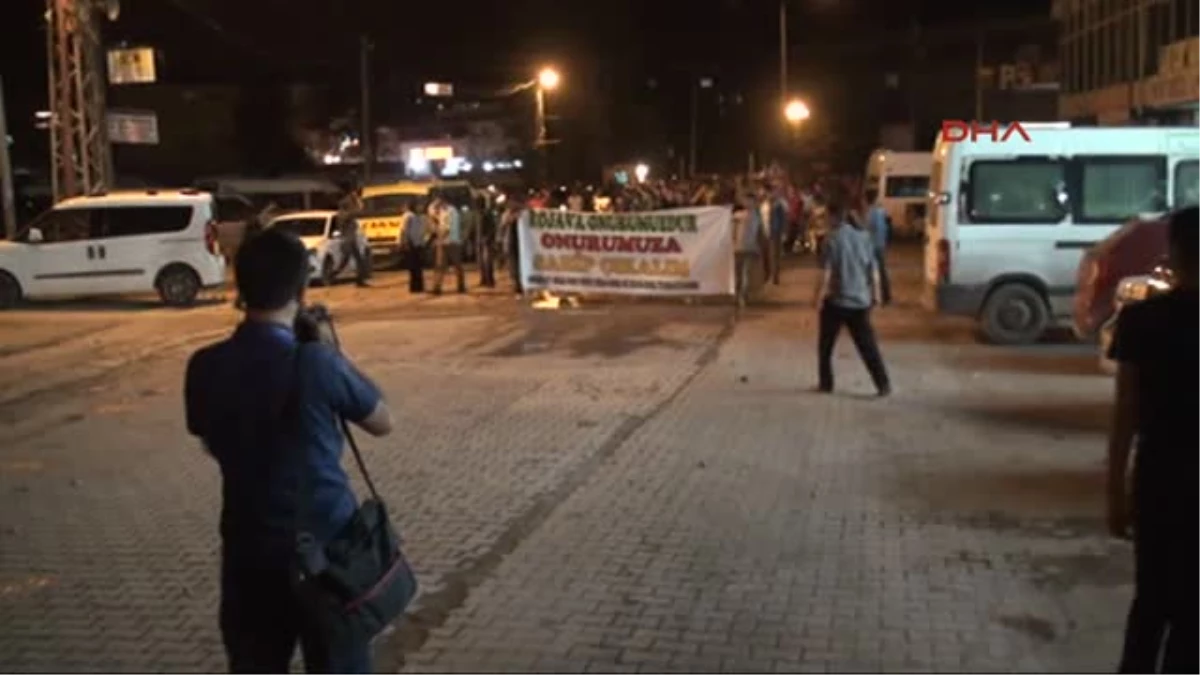 Doğubayazıt\'ta Göstericiler Polis Aracına Ses Bombası Attı