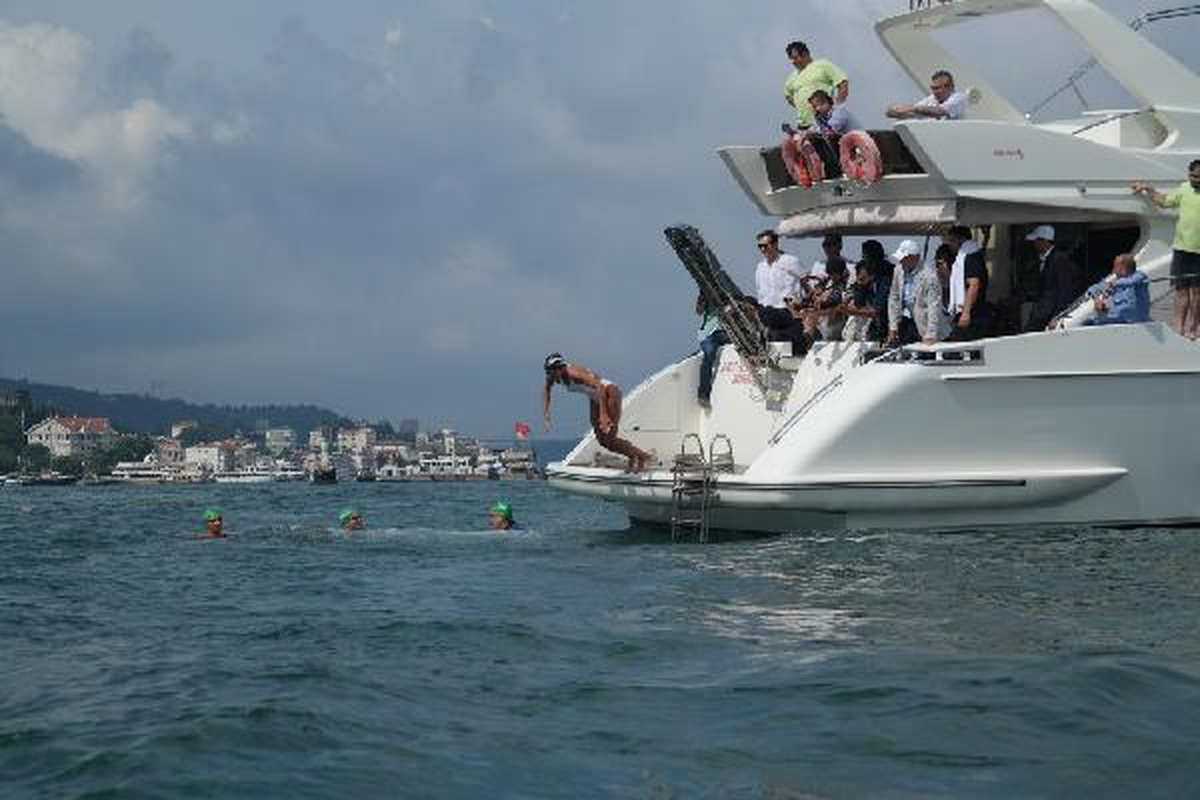 Eski Olimpiyat Şampiyonu İstanbul Boğazı\'nda Yüzdü