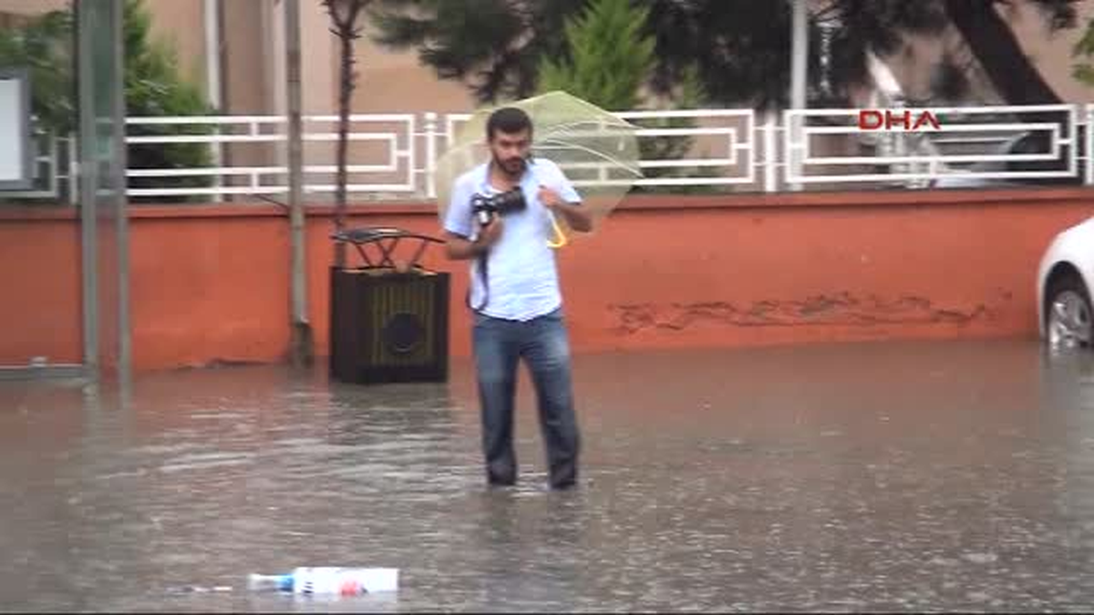 Ev ve İşyerlerini Su Bastı, Araçlar Yolda Kaldı