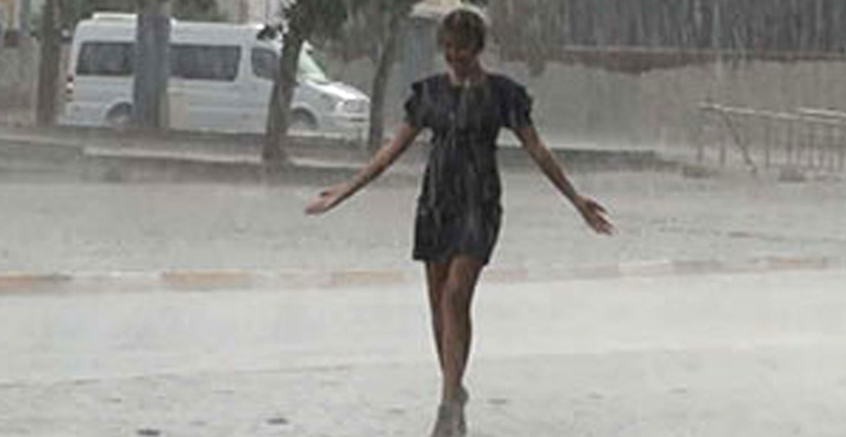 Herkes Yağmurdan Kaçarken Genç Kadın Keyfini Çıkardı