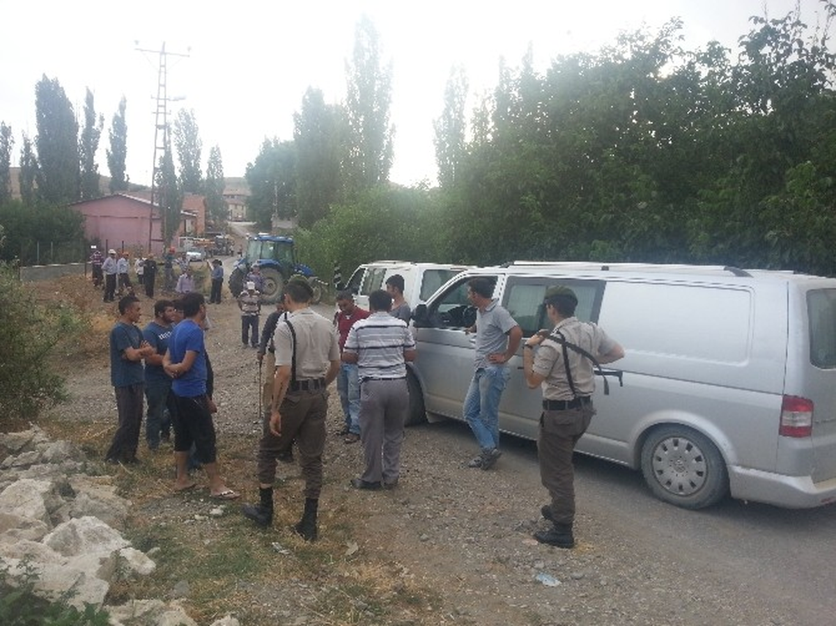 Hırsız Şüphesi Köylülere Yol Kestirdi