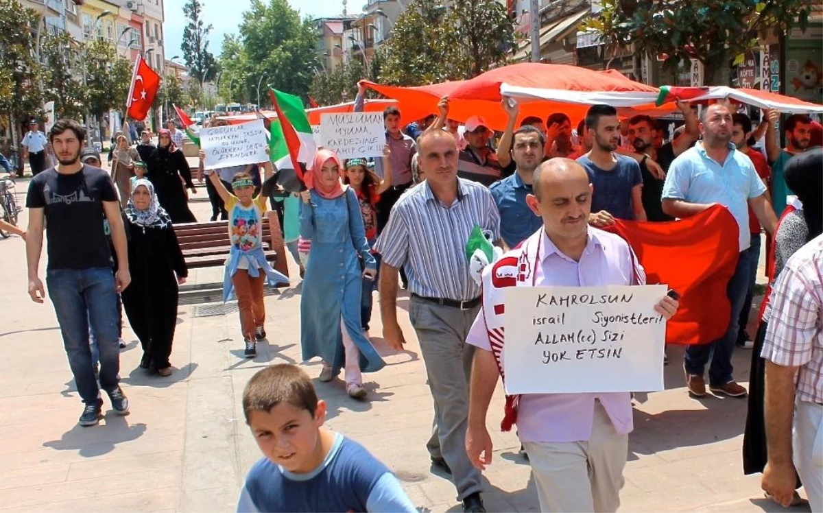İsrail\'in Gazze Saldırıları Akyazı\'da Protesto Edildi