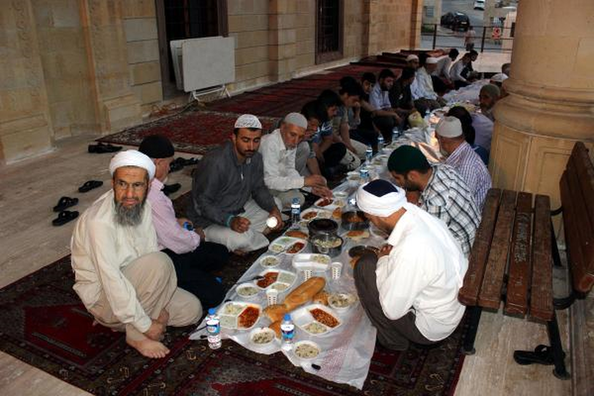 Kahramanmaraş\'ta Camide Suriyelilere Kardeşlik İftarı