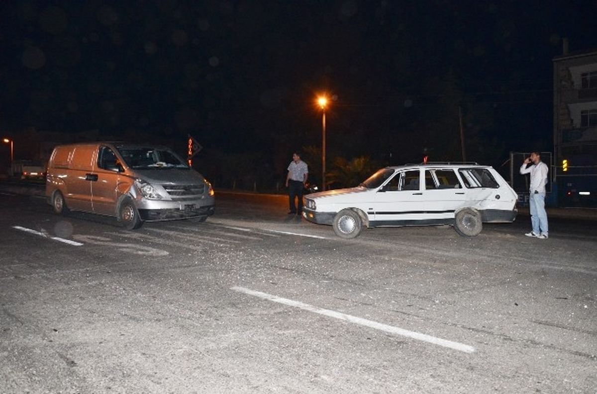 Minibüs ile Otomobil Çarpıştı: 5 Yaralı