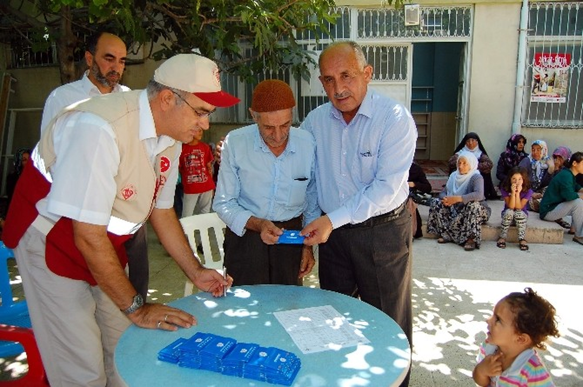 Müftülük Yardıma Muhtaçlara Alışveriş Kartı Dağıttı