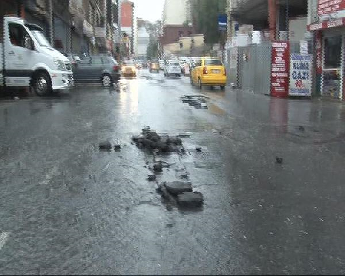 Sel Suları Asfalt Söktü