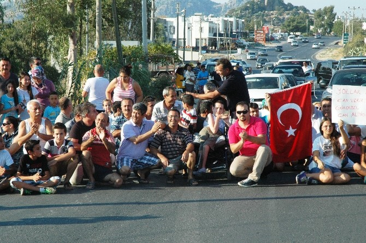 Sosyete Yolu\' Vatandaşlar Tarafından Trafiğe Kapatıldı
