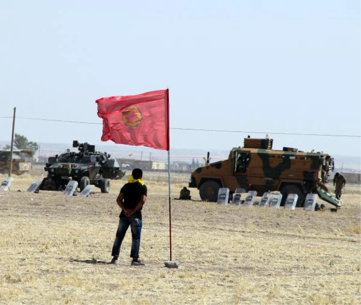 Suriye Sınırına PKK Bayrağı Astılar