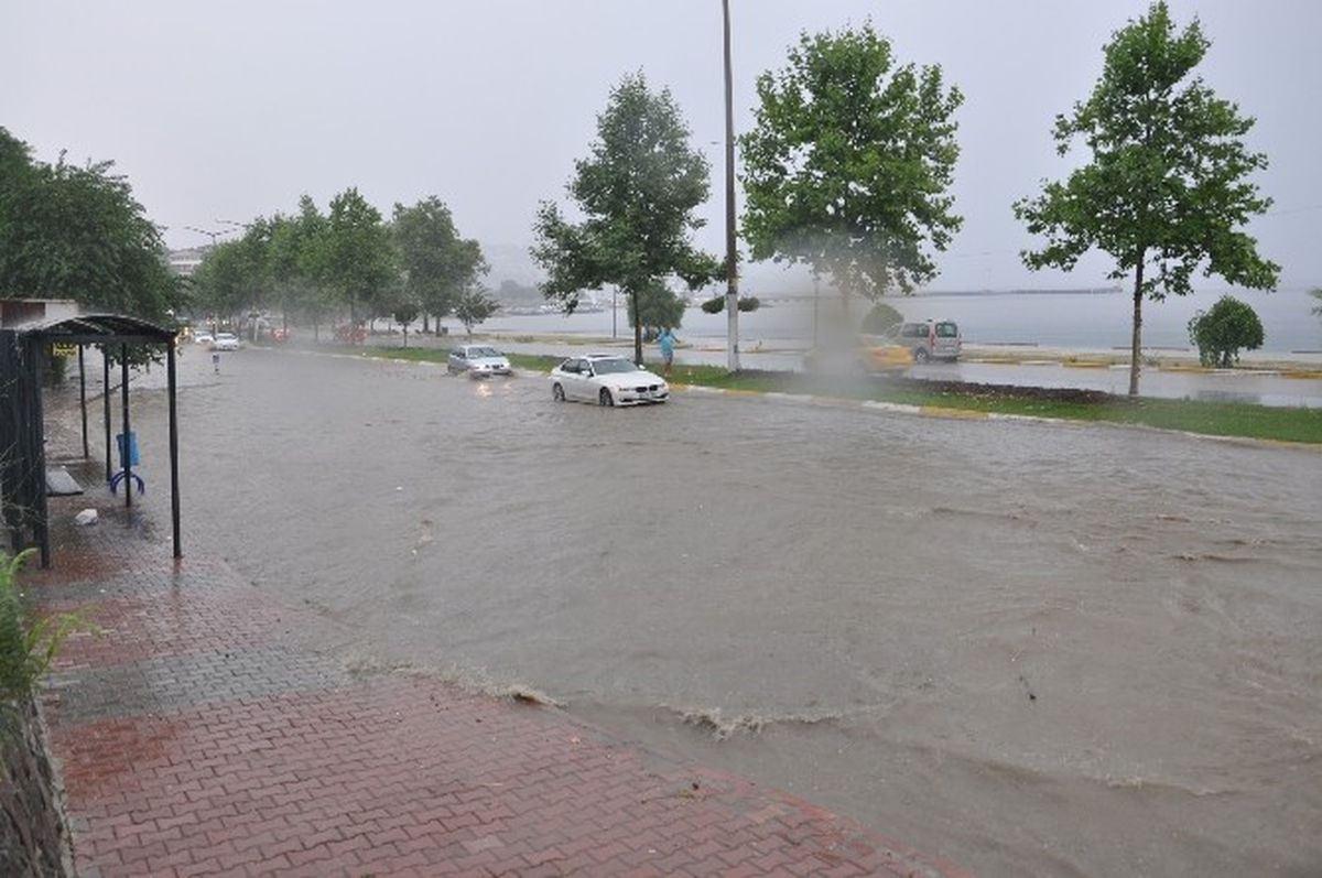 Tekirdağ\'da Sağanak Yolları Göle Çevirdi