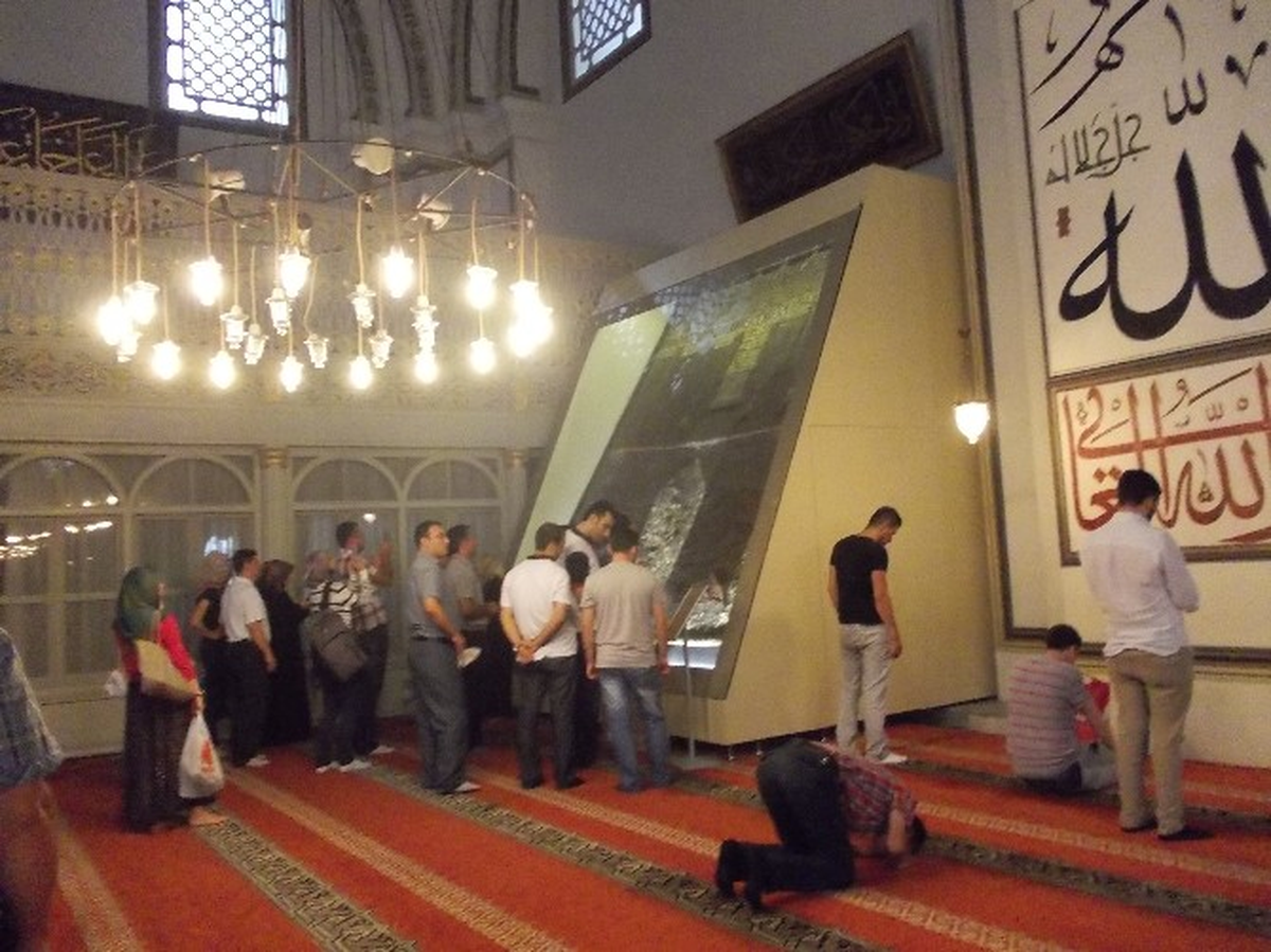 Bursa Ulucami\'deki Kabe Örtüsü İbadethaneyi Müzeye Çevirdi
