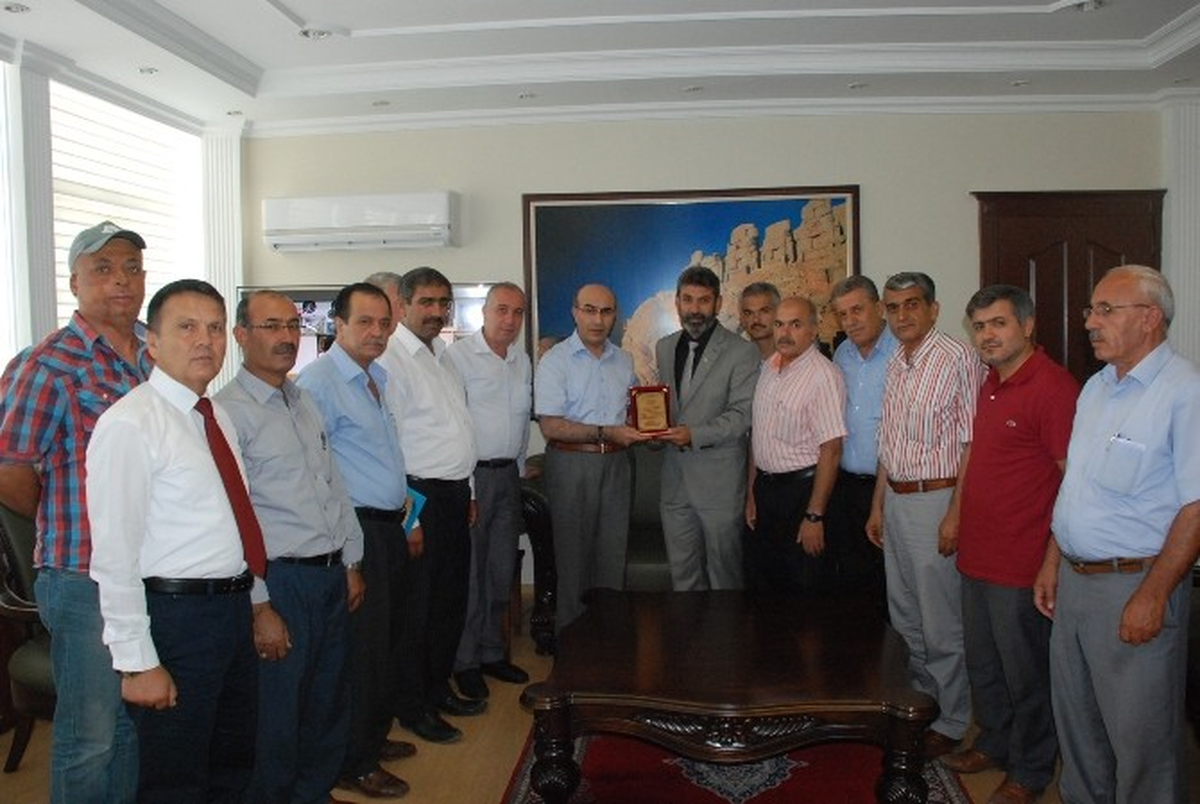 Vali Demirtaş\'a Üstün Performans Plaketi