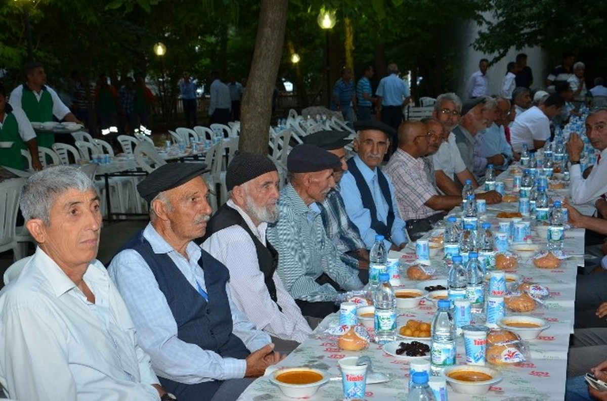 Yeşilyurt Belediyesi, Dilek Mahallesi\'nde İftar Verdi