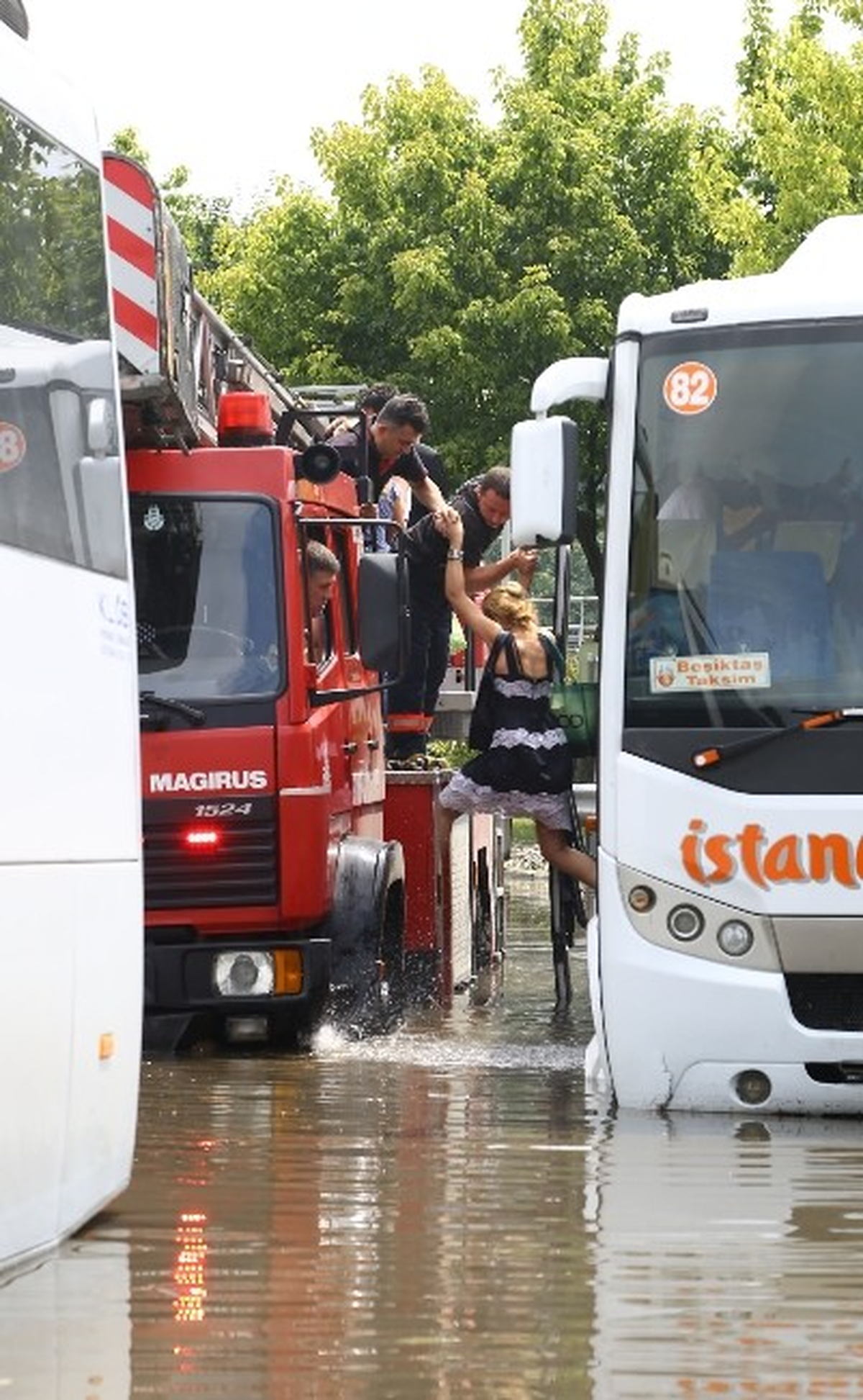Yolcu Taşıyan Midibüs Suların İçinde Mahsur Kaldı
